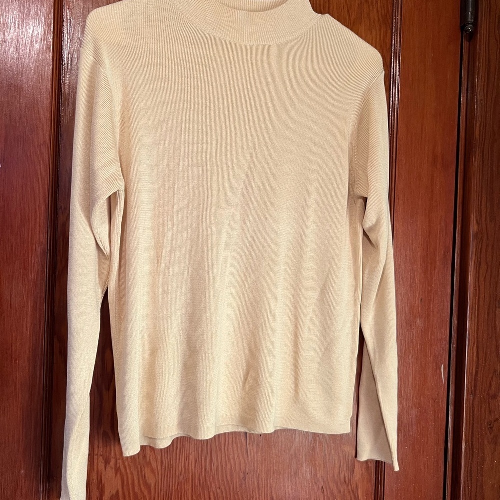 100% Silk Kevo Pale Yellow Long Sleeve Turtleneck Sweater Womens Medium